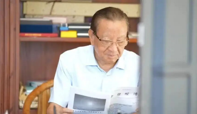 85岁实控人2.3亿股权锁入信托：家族传承的上海样本，戳中了多少企业家的命门？